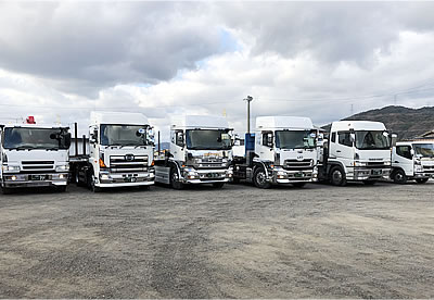 トラックの集合写真